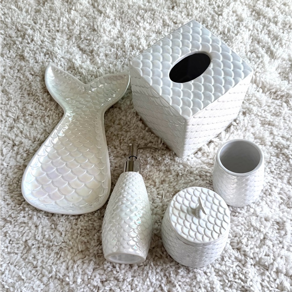 Iridescent White Mermaid Bath Accessory Set